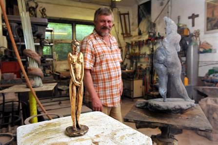 Kunstgiesser Christoph Pasch und &bdquo;Kleine Schüchterne&ldquo;