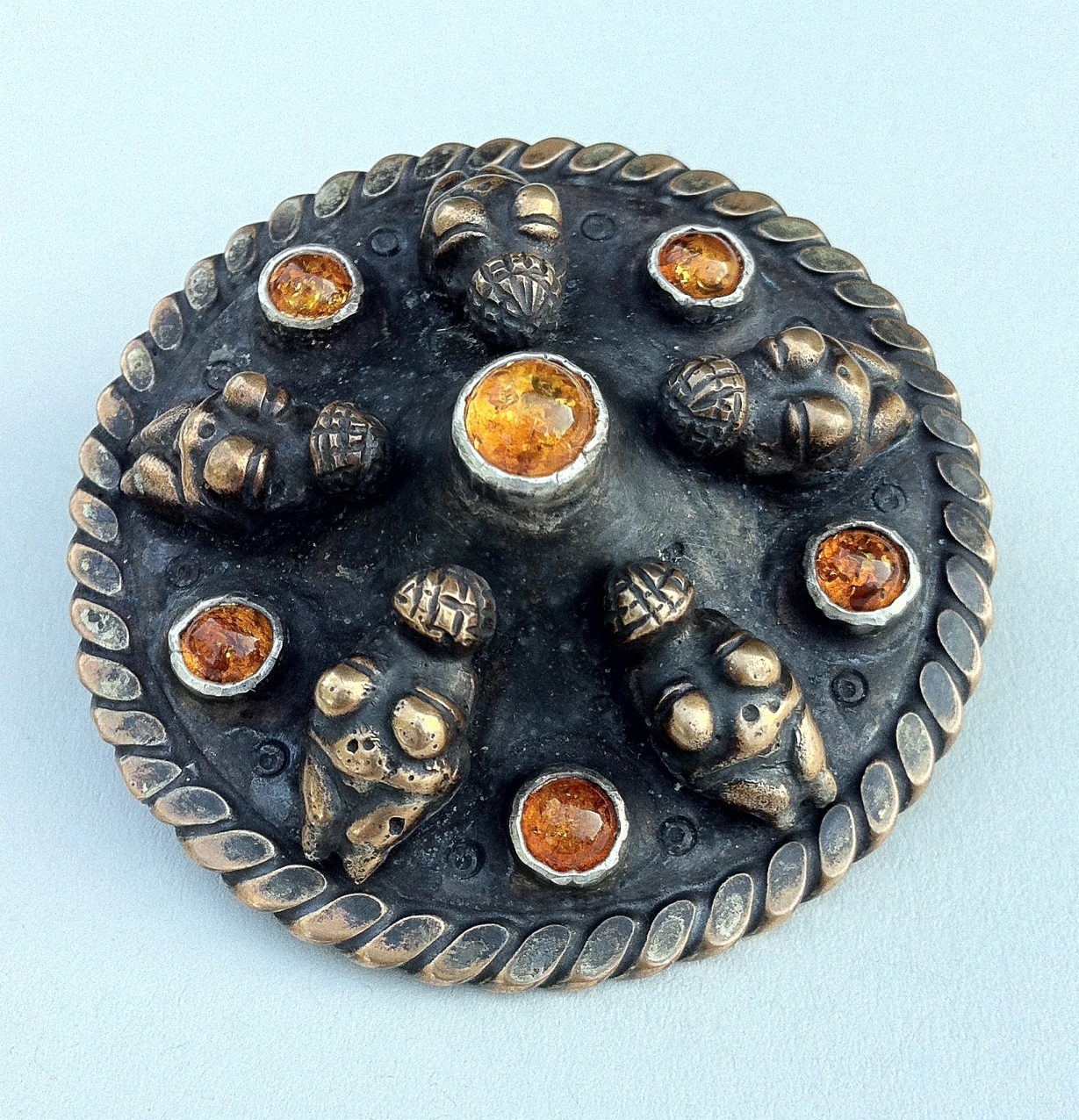 Venusbrosche Bronze Bernstein Venus von Willendorf